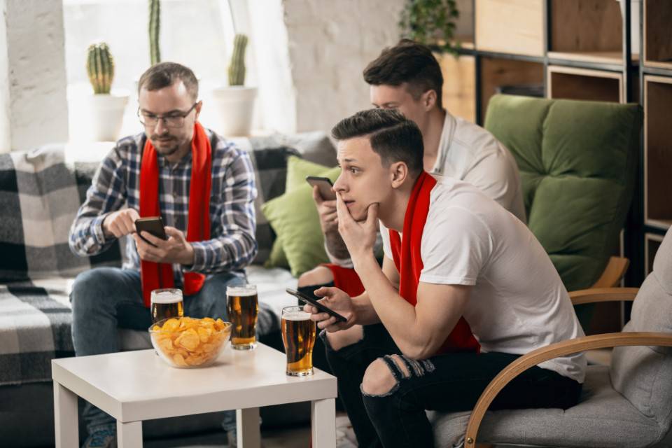 group-of-friends-watching-sport-match-together-three-common-mistake-punters-bettors-gamblers-sports-betting-malaysia-sportsbook-betting-singapore