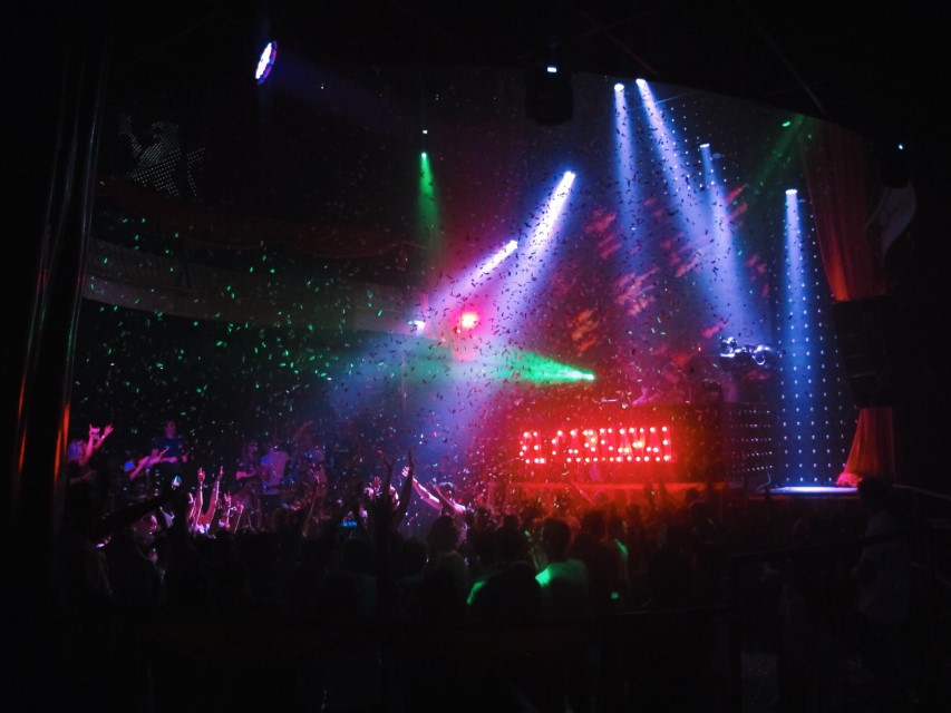 nightclub-party-neon-lights-people-dancing